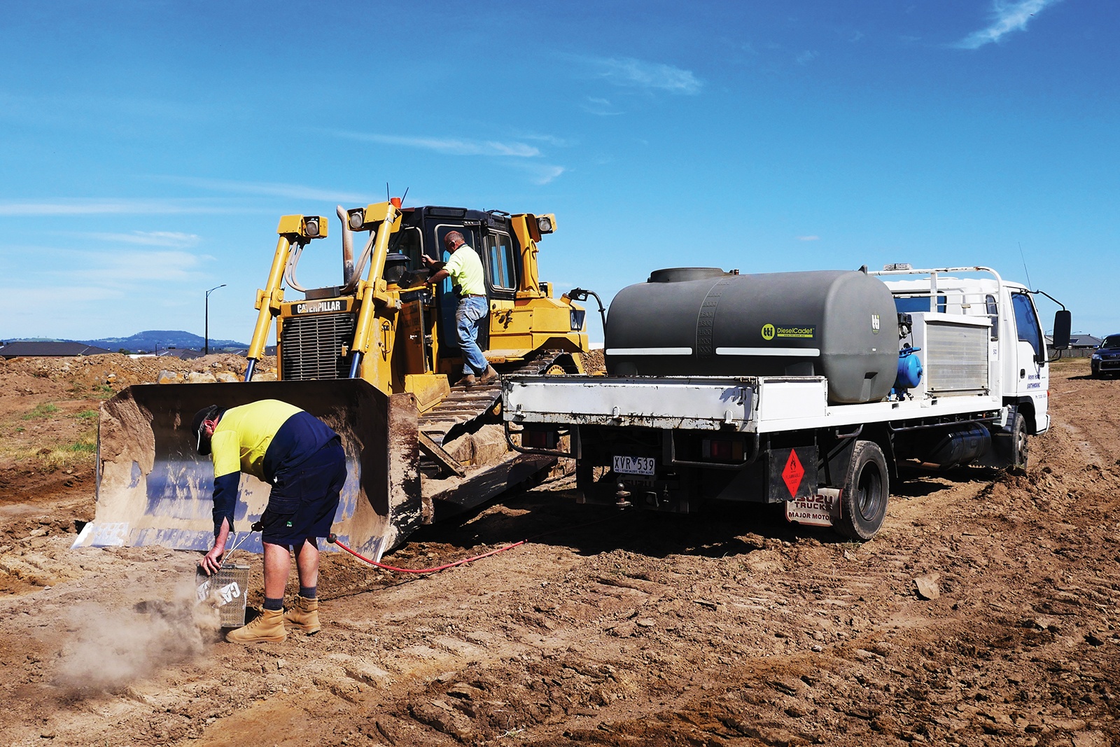 Freestanding diesel tank on a pickup truck