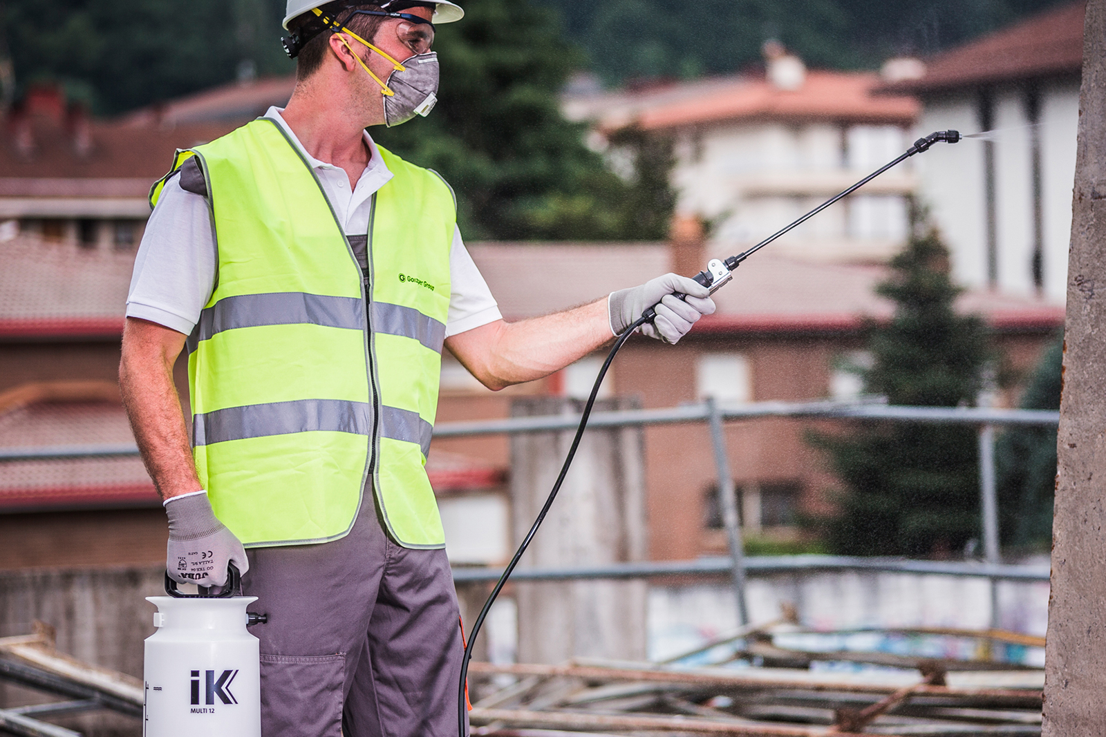 8L IK™ Industrial Hand-Held Sprayer - Image 3